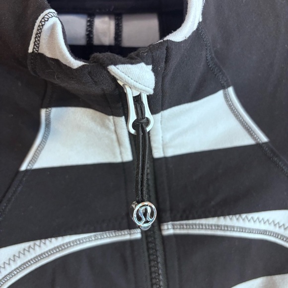 LULULEMON Sz. 8 Striped Black and White Zip Up Jacket with Thumbholes High Neck - Picture 2 of 9